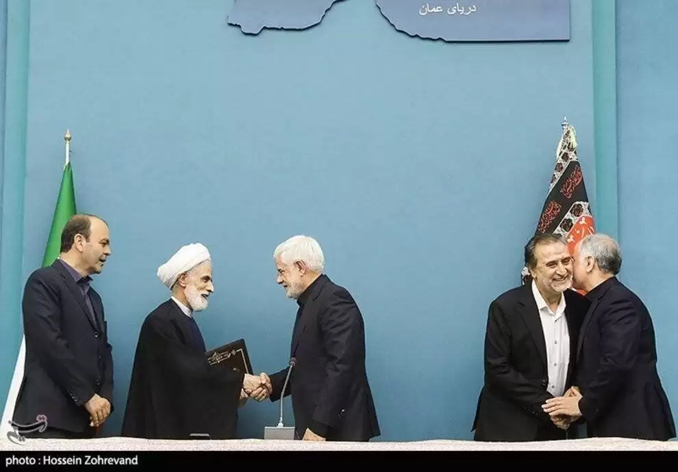 تصاویر - قاب هایی متفاوت از یک مراسم؛ دقت محمد دهقان به هدیه پایان کارش