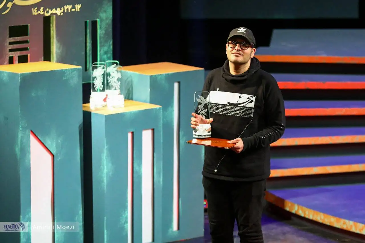 تصاویر - قاب هایی ماندگار اهدای جوایز برندگان جشنواره فجر توسط پزشکیان