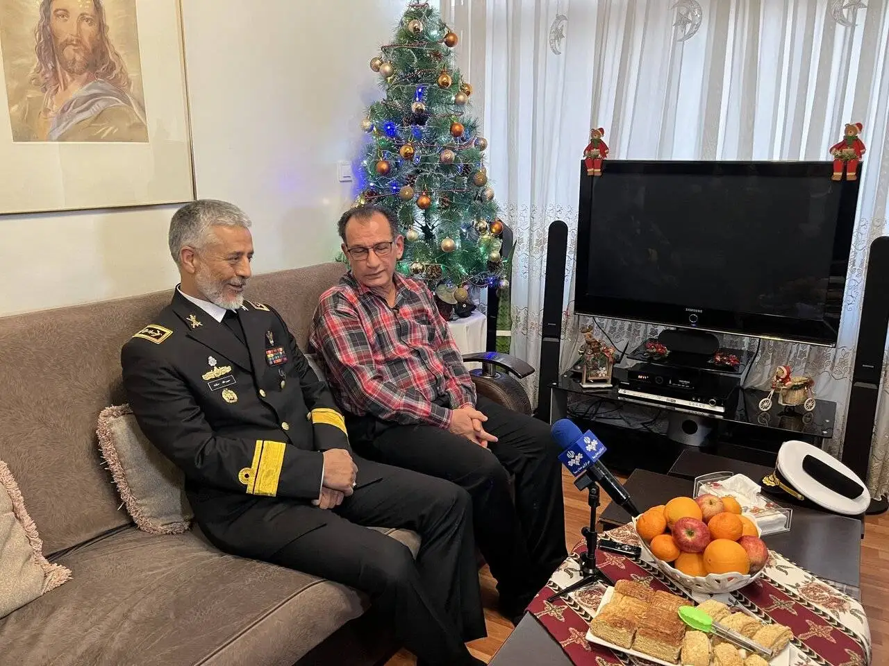 دیدار معاون ارتش با جانباز و آزاده ارمنی در آستانه کریسمس + تصاویر