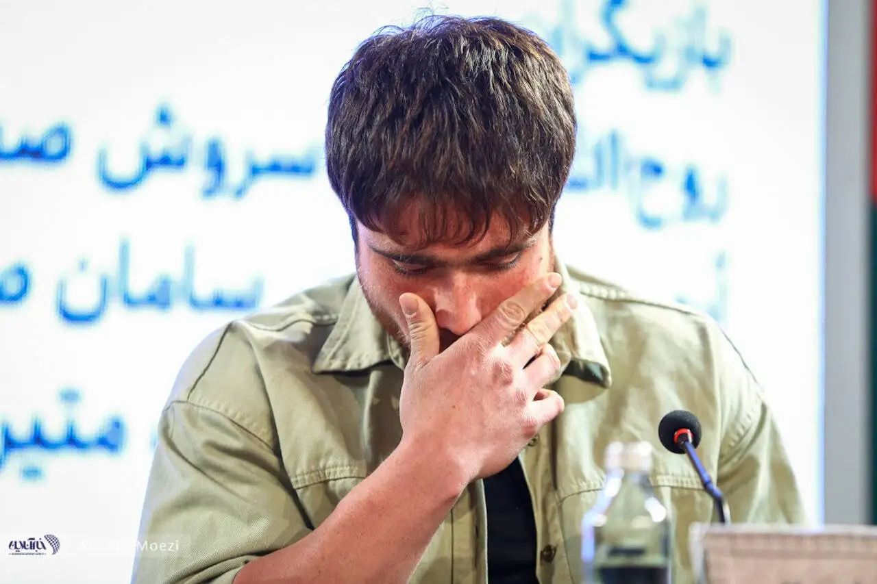 تصاویر - از بغض و ناراحتی تا ماجرای کاهش وزن آقای بازیگر؛ فتوکال و جلسه خبری فیلم سینمایی (پل) در جشنواره فجر