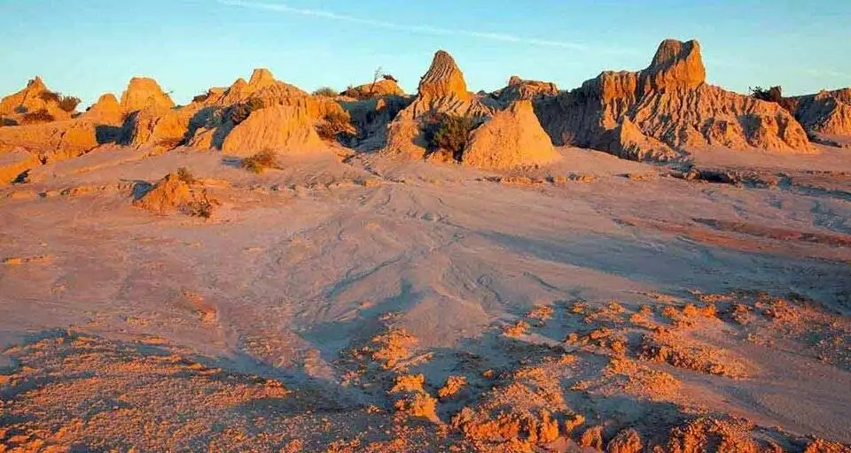 اسکلت 40 هزار ساله در کنار دریاچه باستانی - عکس