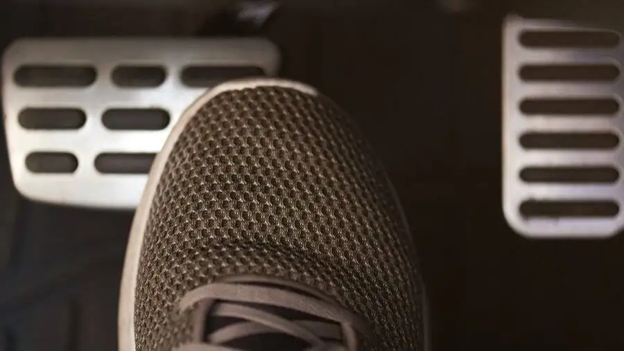 نگه داشتن پدال ترمز هنگام عبور از دست انداز ؛ اشتباه رایج رانندگی که خودرو را خراب می کند