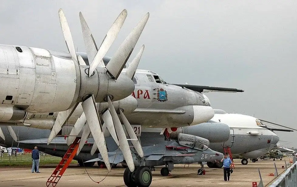 پرواز بمب افکن های تو-95 روسیه با اسکورت جت های جنگنده + جزئیات