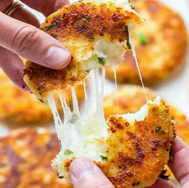 ترفند طلایی برای تهیه کوکوی سیب زمینی پنیری ترد و پوک فقط در 20 دقیقه