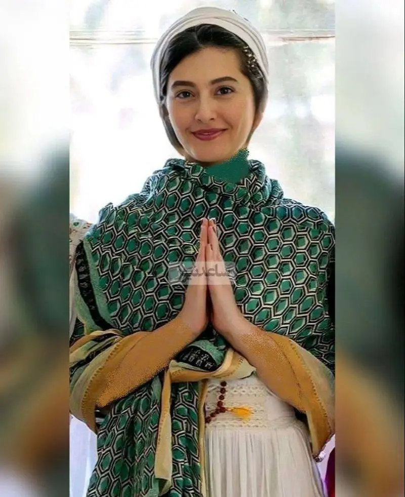 عکس - استایل هندی پردیس احمدیه، پریسای سریال از یادرفته با شال و تسبیح سنتی