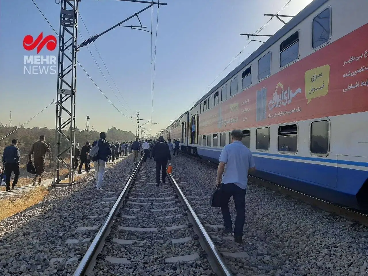 اختلال در مترو؛ مردم از قطار پیاده شدند و روی ریل به مسیرشان ادامه دادند - عکس