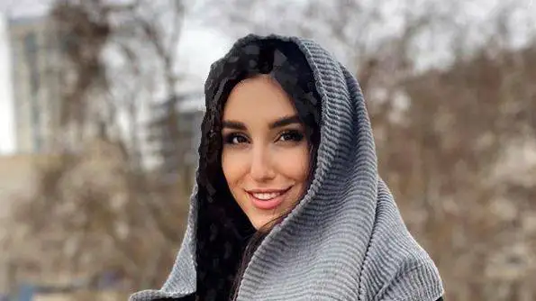 تصویری از فاز هنری نگار نیکدل با ژست نوبرانه - عکس سیاه و سفید با چتری های جذاب