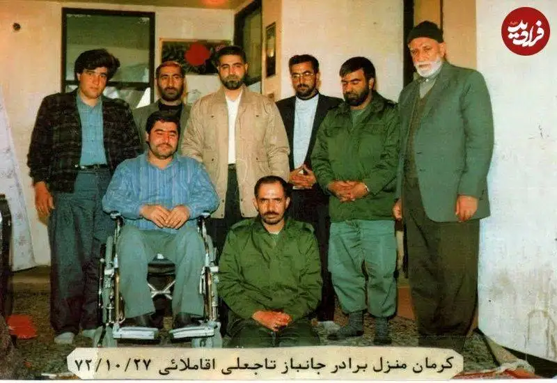 عکس سفر به تاریخ - (سردار سلیمانی) در 37 سالگی در منزل یک جانباز کرمانی - سال 1372