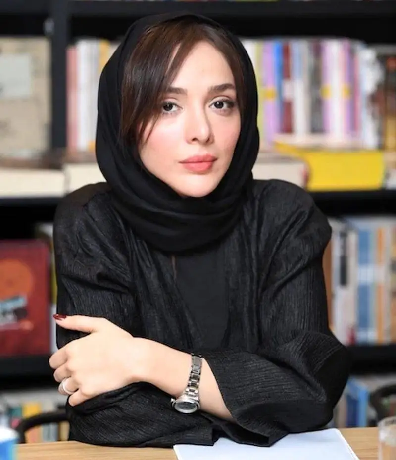 تصاویر - المیرا دهقانی زیباتر از همیشه در جشن امضای کتاب ... - خوش استایل و تیپ مینیمال 