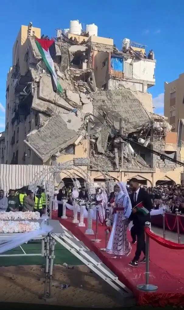 شادی در دل درد و اندوه