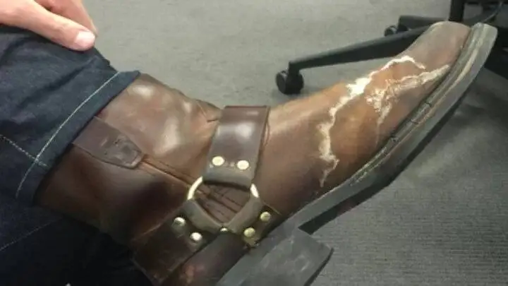 روش درست خشک کردن کفش ها پس از باران