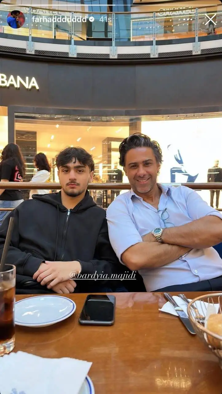 تصویر - گشت وگذار فرهاد مجیدی و پسرش در امارات