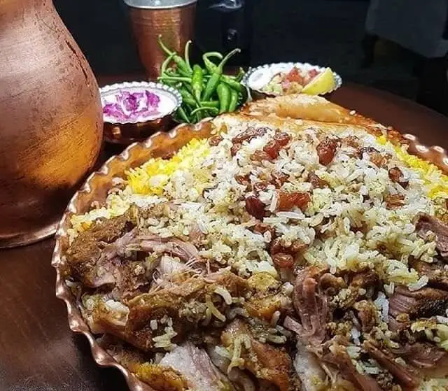 درست کردن ته چین گرمساری مجلسی ؛ غذای اصیل کوچ نشین ها