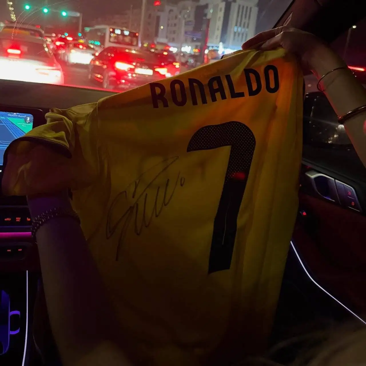 عکس - هدیه ویژه رونالدو به همسر ایرانی مورایس؛ پیراهن خیس بازی به امضای cr7