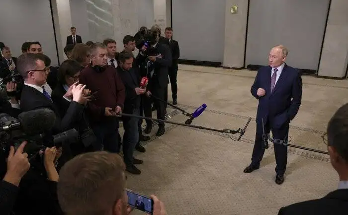 صبر پوتین در مقابل ترامپ تمام شد - خط و نشان رئیس جمهور روسیه برای آمریکا - ژست خاص پوتین هنگام صحبت درمورد ترامپ