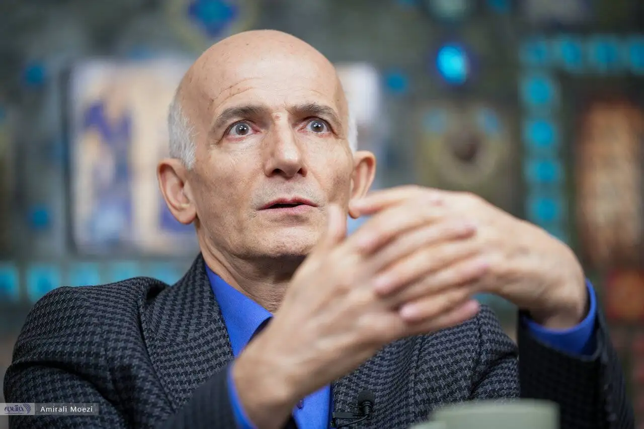 روایت دو جامعه شناس از فروپاشی طبقه متوسط - فراستخواه:حکمرانی خوب در ایران شکل نگرفته و عقلانیت کنار رفته است - فرزانه:ستون فقرات جامعه شکسته