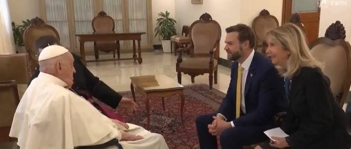 تصویر - فرش لاکی کاشان در اتاق پاپ در واتیکان حین دیدار با معاون اول ترامپ