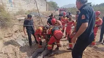 سقوط کارگر جوان به داخل چاه 12 متری در خیابان دماوند - عکس