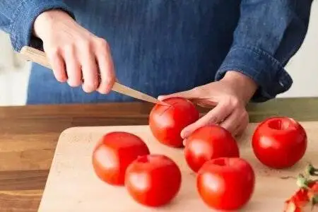پوست گوجه فرنگی را چطور بکنیم؟ ؛ خواص بی نظیر گوجه فرنگی برای بدن