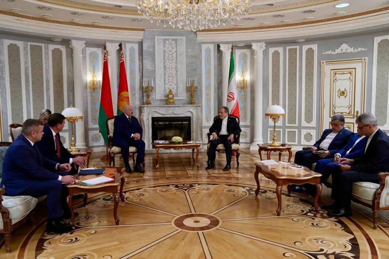 عراقچی با لوکاشنکو دیدار کرد - اهدای تاج گل به کشته شدگان جنگ+ تصاویر