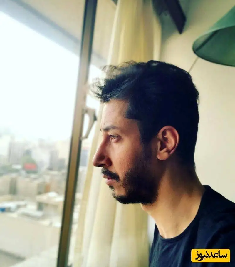 فیلم آواز خوانی بهرام افشاری - آهنگ روم زوم کنی، بوم بوم کنه قلبم؛ وسط صف نونوایی ترکوند!