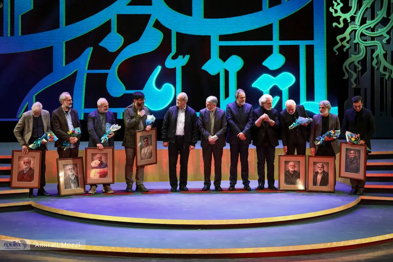 تصاویر - قاب هایی ماندگار اهدای جوایز برندگان جشنواره فجر توسط پزشکیان