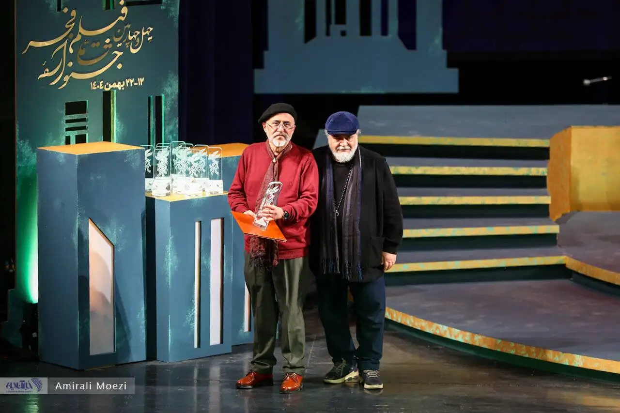 تصاویر - قاب هایی ماندگار اهدای جوایز برندگان جشنواره فجر توسط پزشکیان