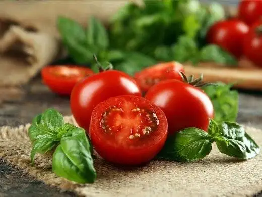 پوست گوجه فرنگی را چطور بکنیم؟ ؛ خواص بی نظیر گوجه فرنگی برای بدن