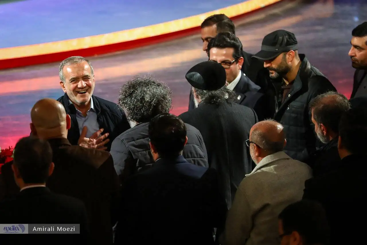 تصاویر - قاب هایی ماندگار اهدای جوایز برندگان جشنواره فجر توسط پزشکیان