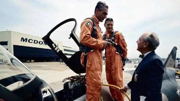 سفر در زمان - وقتی محمدرضا پهلوی (گربه) را به (عقاب) ترجیح داد - بازخوانی بزرگترین (لابی) نظامی تاریخ درمورد دو هواپیمای امریکایی + تصاویر