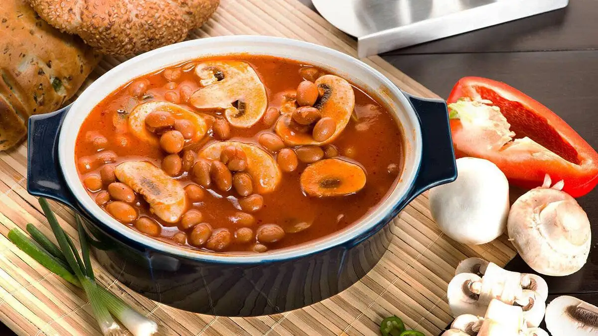 درست کردن خوراک لوبیا چیتی با سیب زمینی و قارچ، یک صبحانه کامل و مقوی 