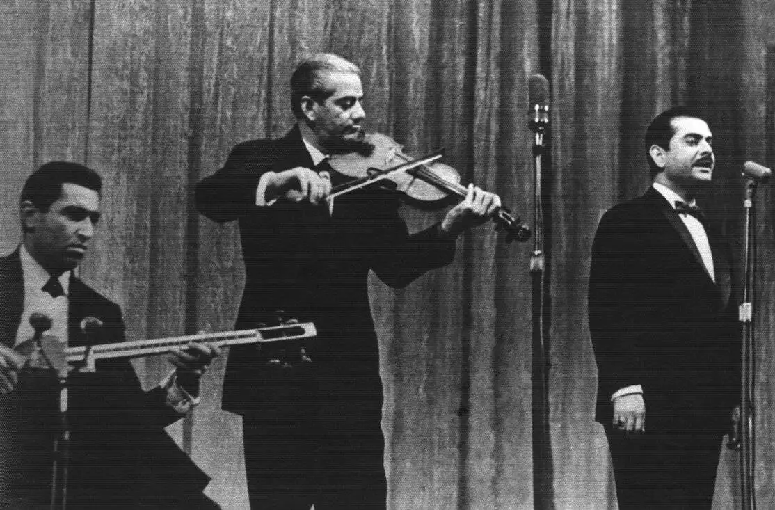 تصاویر قدیمی از ناصر مسعودی - بلبل گیلان با استادان موسیقی ایران + عکس