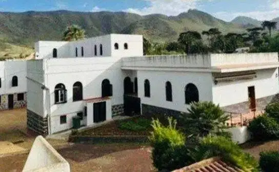 عکس - ستاره بارسلونا کلیسا خرید!